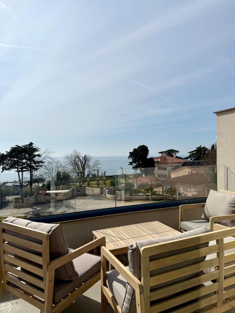 New Villa, Bild 2